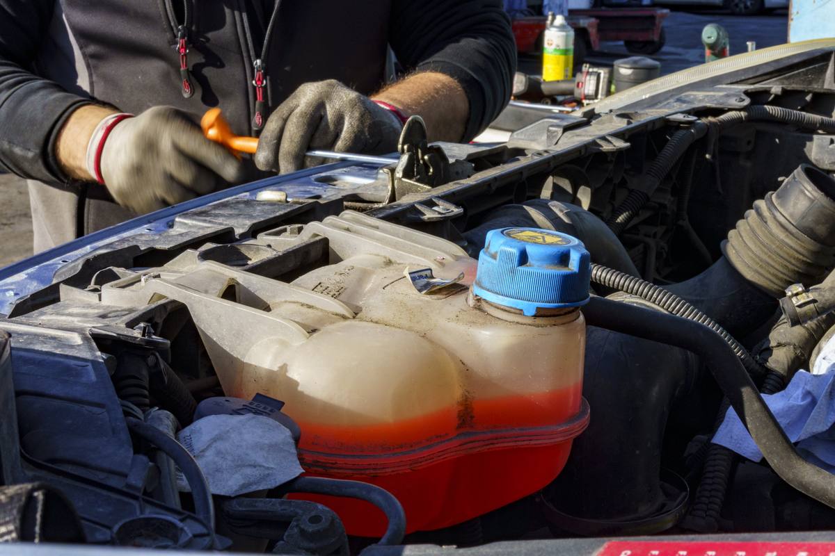 Autoriparatore al lavoro sul vano motore
